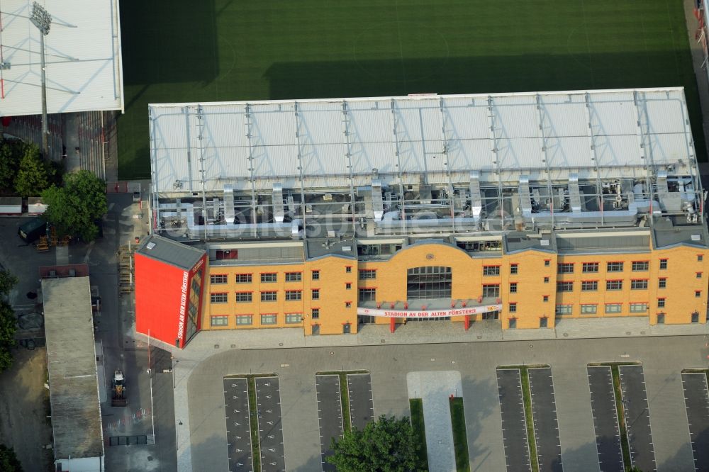 Luftbild Berlin - Hauptgebäude des Stadions An der Alten Försterei im Bezirk Treptow-Köpenick in Berlin