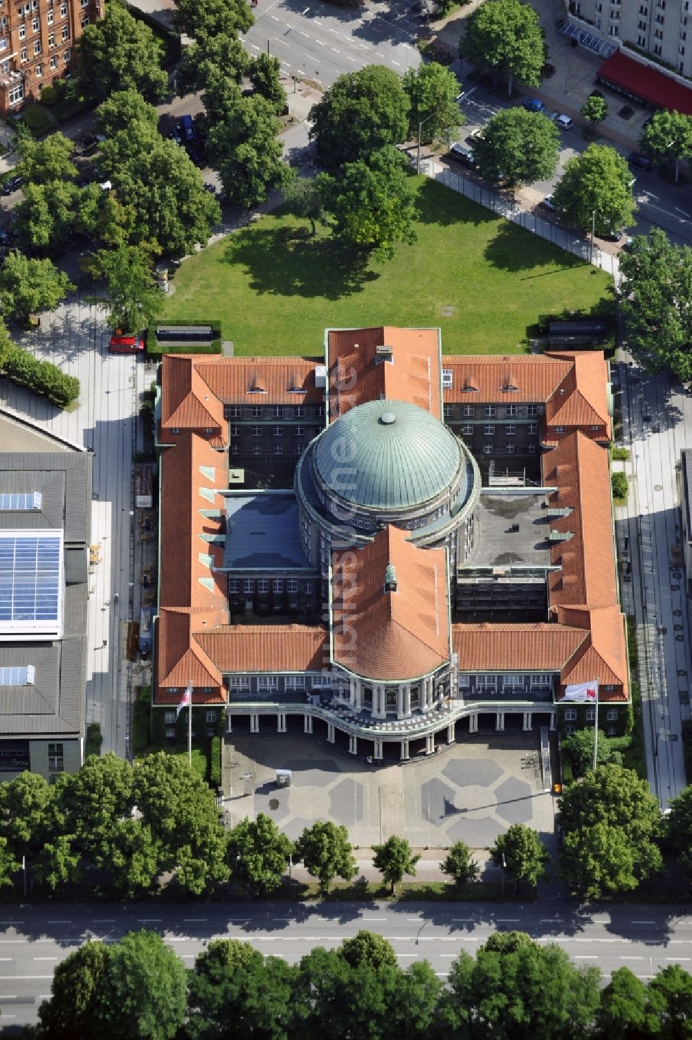 Hamburg aus der Vogelperspektive: Hauptgebäude der Universität Hamburg an der Edmund-Siemers-Allee in Hamburg