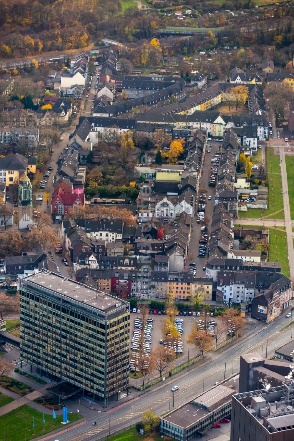 Duisburg von oben - Hauptverwaltungsgebäude des Unternehmens Thyssenkrupp Steel Europe AG im Ortsteil Meiderich-Beeck in Duisburg im Bundesland Nordrhein-Westfalen