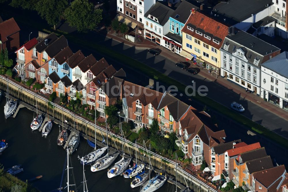 Cuxhaven von oben - Haureihen am Schleusenpriel am Yachthafen in Cuxhaven im Bundesland Niedersachsen