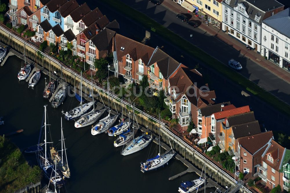 Cuxhaven aus der Vogelperspektive: Haureihen am Schleusenpriel am Yachthafen in Cuxhaven im Bundesland Niedersachsen