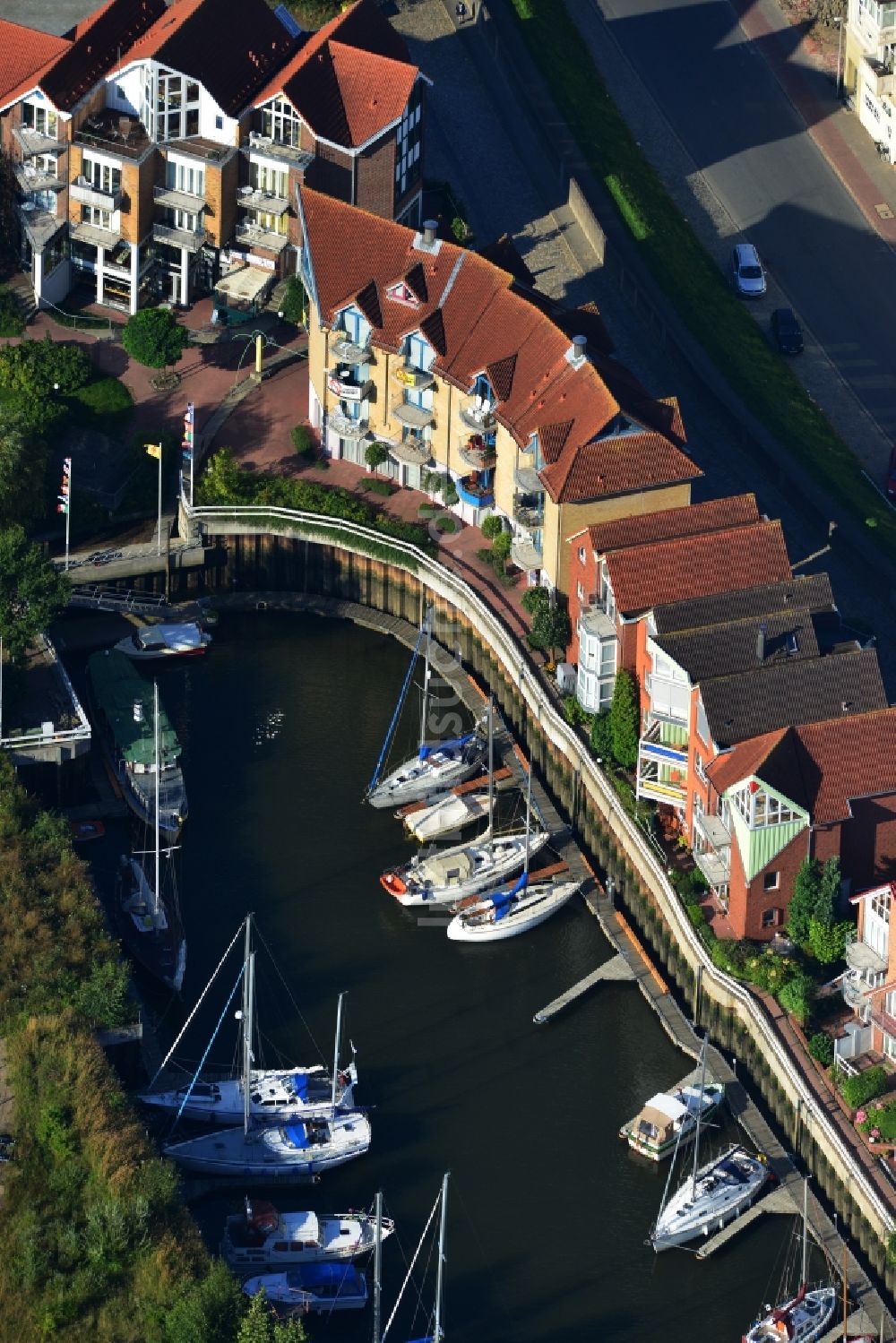 Luftaufnahme Cuxhaven - Haureihen am Schleusenpriel am Yachthafen in Cuxhaven im Bundesland Niedersachsen