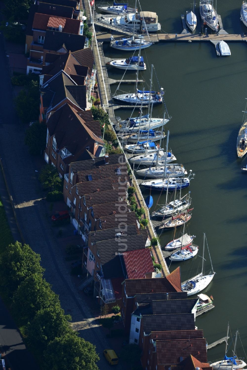 Cuxhaven von oben - Haureihen am Schleusenpriel am Yachthafen in Cuxhaven im Bundesland Niedersachsen