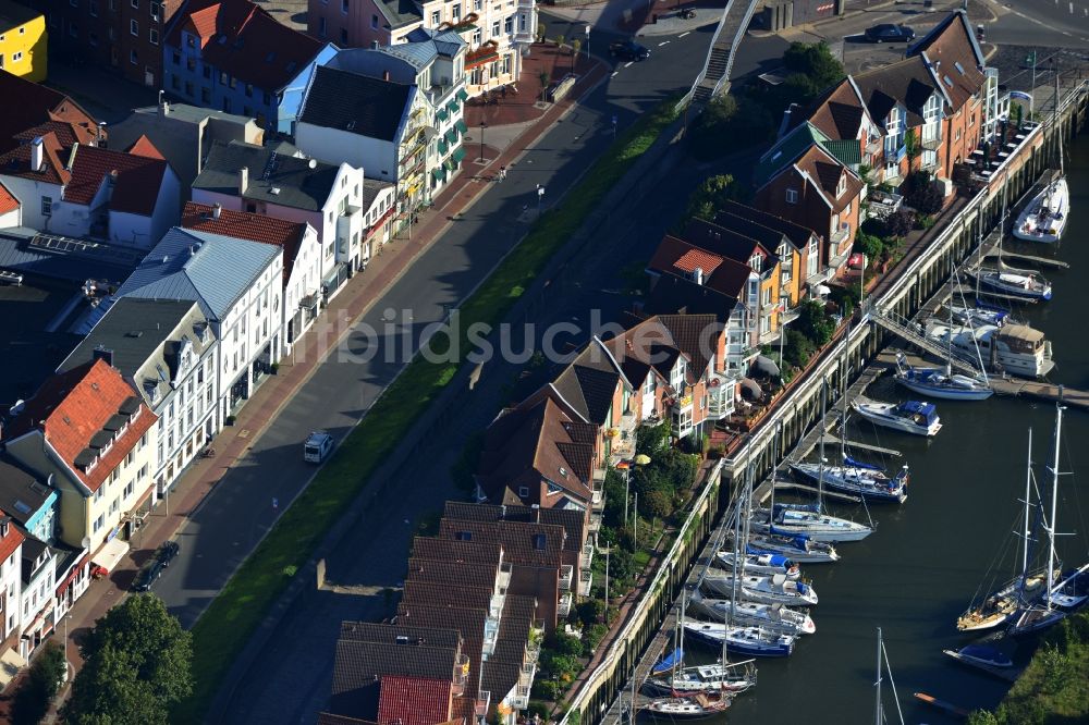 Cuxhaven von oben - Haureihen am Schleusenpriel am Yachthafen in Cuxhaven im Bundesland Niedersachsen