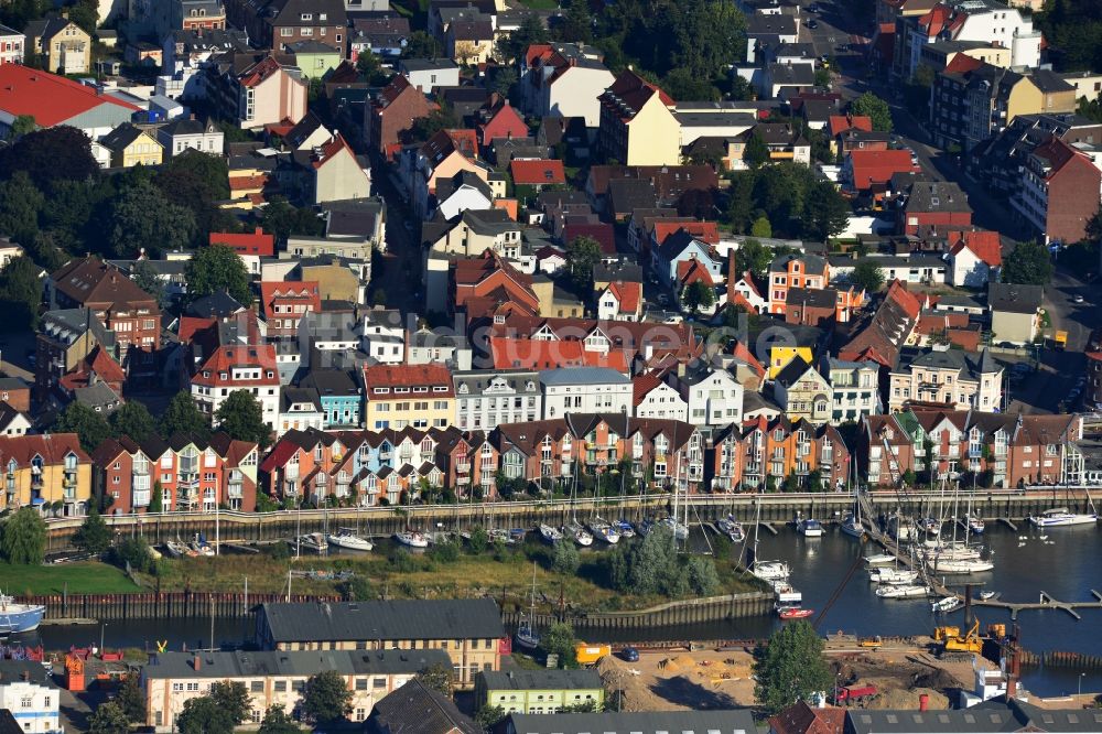 Luftbild Cuxhaven - Haureihen am Schleusenpriel am Yachthafen in Cuxhaven im Bundesland Niedersachsen