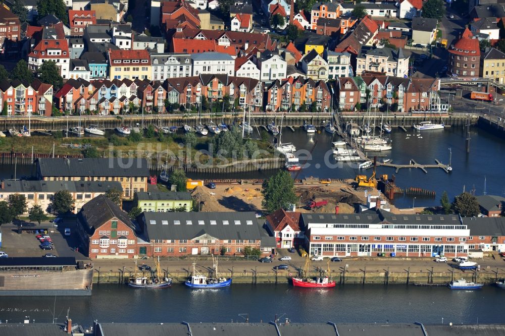 Luftaufnahme Cuxhaven - Haureihen am Schleusenpriel am Yachthafen in Cuxhaven im Bundesland Niedersachsen