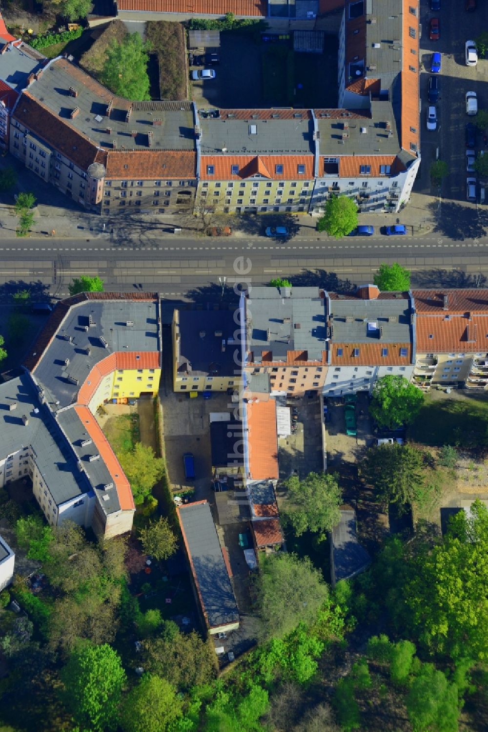 Luftaufnahme Berlin - Haus und Gebäudebereich der NPD- Parteizentrale (Carl-Arthur-Bühring-Haus) in Berlin