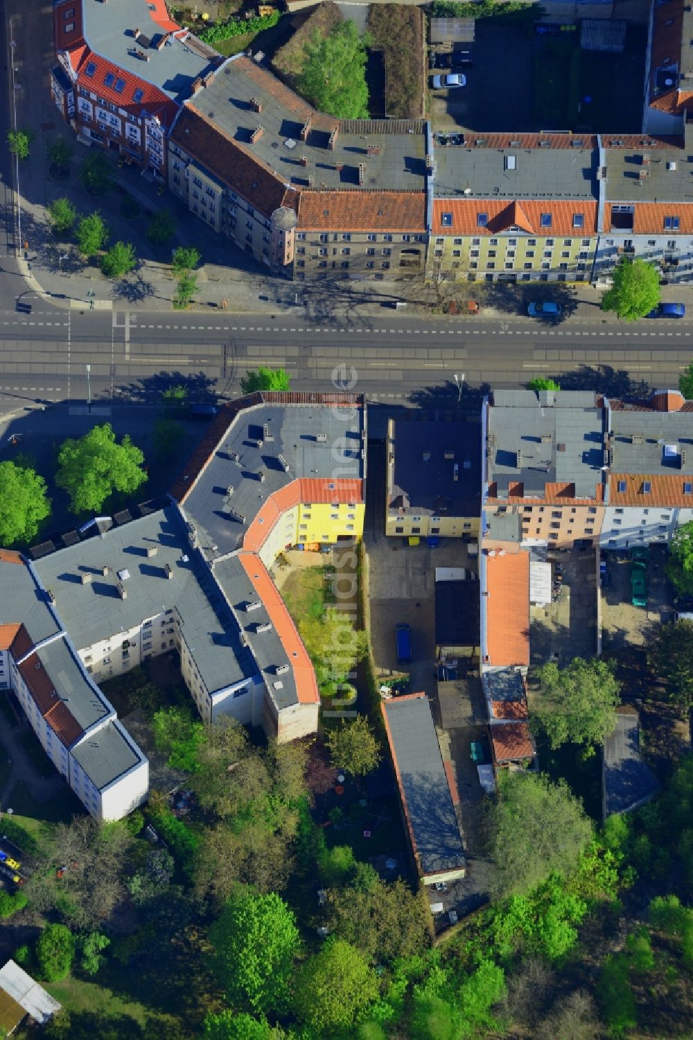 Berlin von oben - Haus und Gebäudebereich der NPD- Parteizentrale (Carl-Arthur-Bühring-Haus) in Berlin