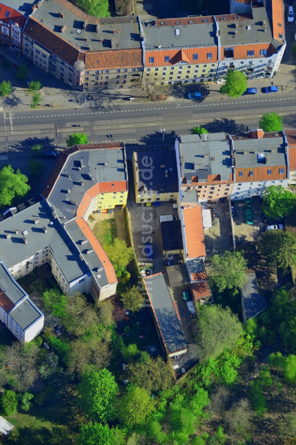 Luftaufnahme Berlin - Haus und Gebäudebereich der NPD- Parteizentrale (Carl-Arthur-Bühring-Haus) in Berlin