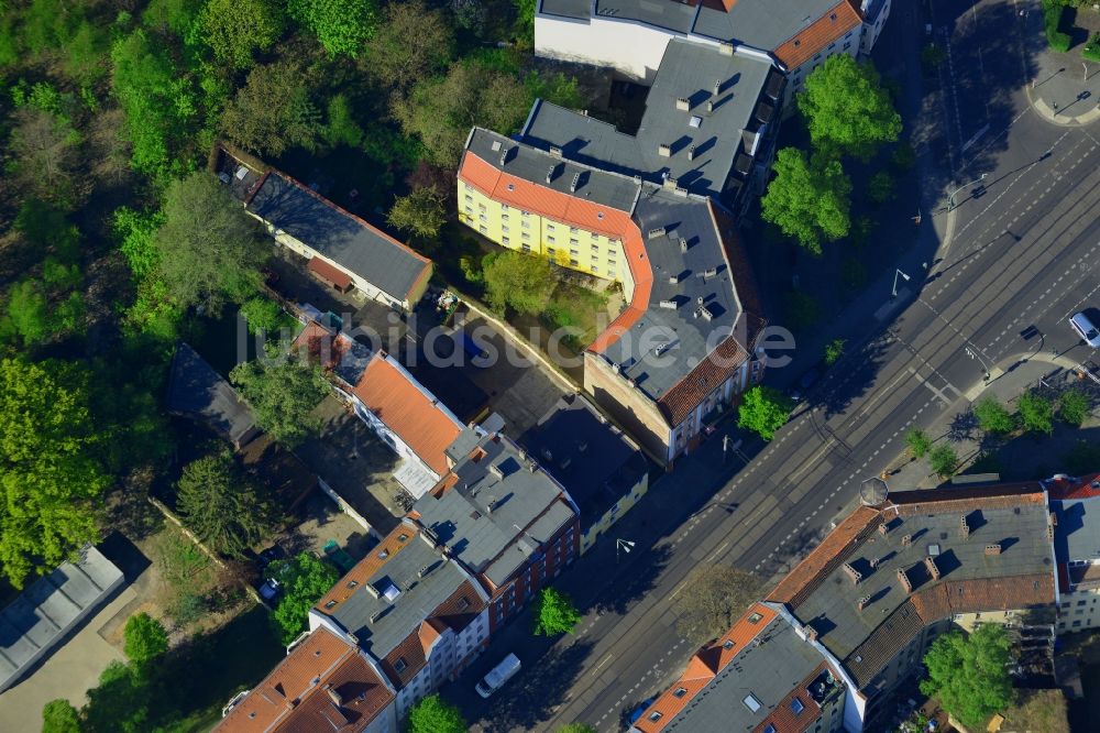 Berlin von oben - Haus und Gebäudebereich der NPD- Parteizentrale (Carl-Arthur-Bühring-Haus) in Berlin