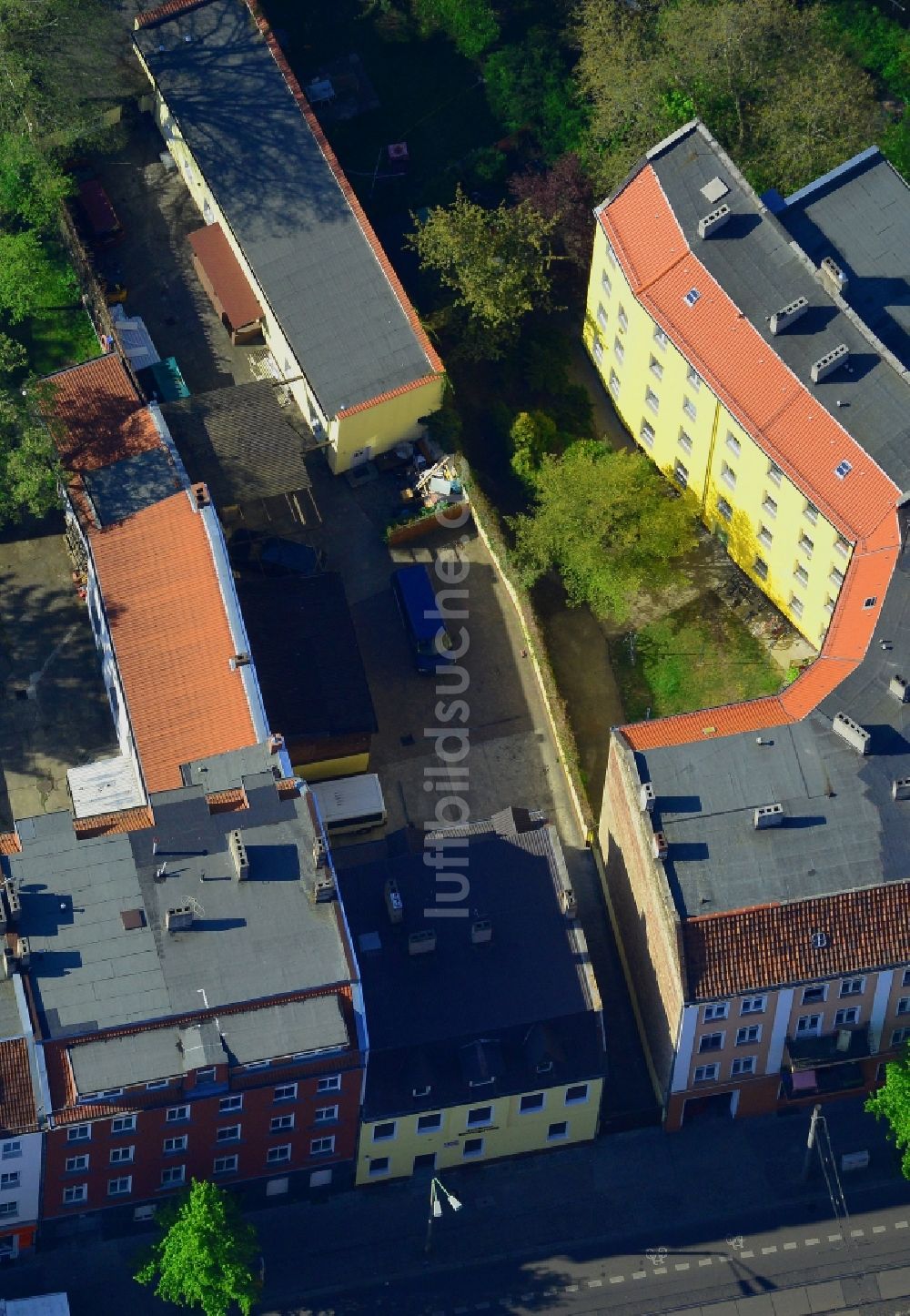 Berlin aus der Vogelperspektive: Haus und Gebäudebereich der NPD- Parteizentrale (Carl-Arthur-Bühring-Haus) in Berlin