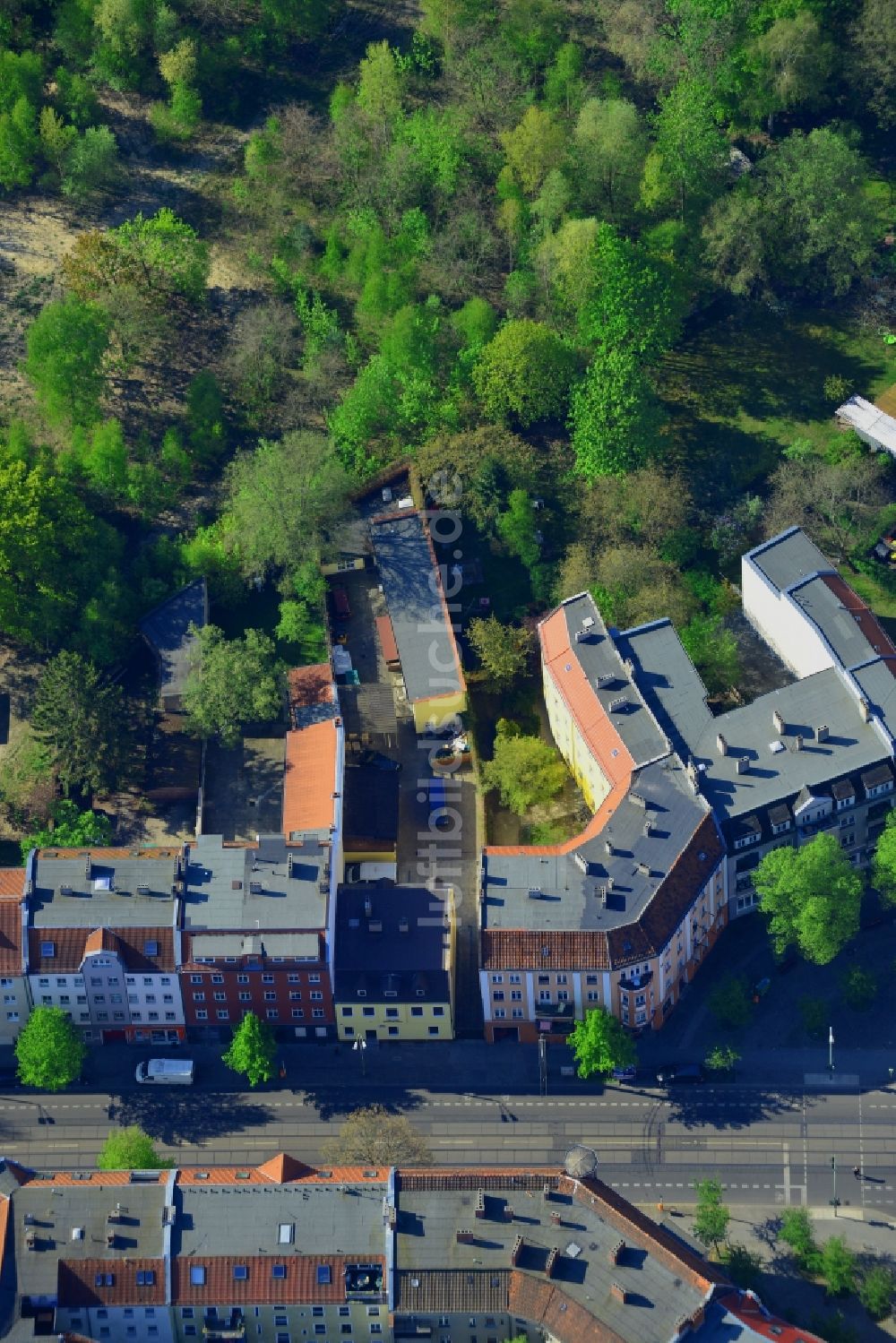 Luftaufnahme Berlin - Haus und Gebäudebereich der NPD- Parteizentrale (Carl-Arthur-Bühring-Haus) in Berlin