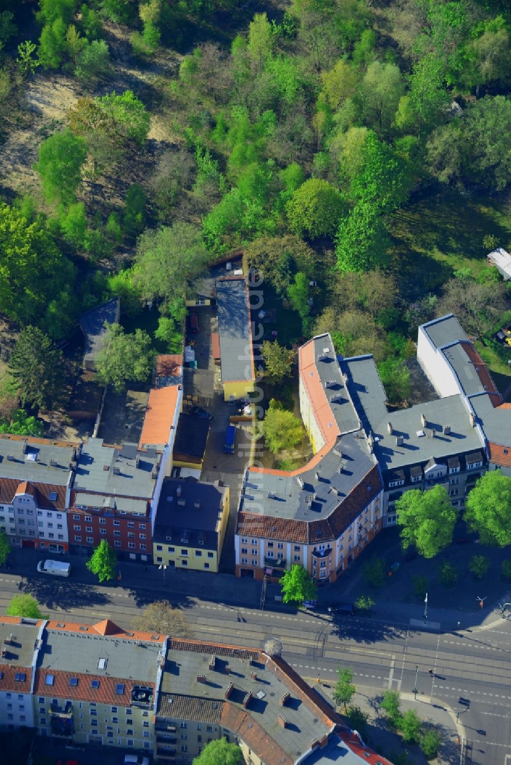 Berlin aus der Vogelperspektive: Haus und Gebäudebereich der NPD- Parteizentrale (Carl-Arthur-Bühring-Haus) in Berlin