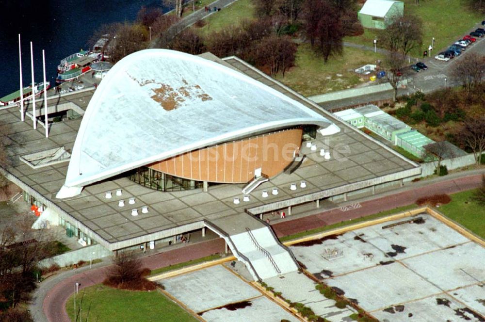 Luftaufnahme Berlin / Tiergarten - 06.03.1995 Haus der Kulturen der Welt Berlin-Tiergarten ( Moabit ) Spreebogen