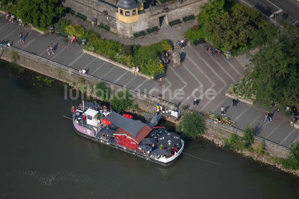 Luftaufnahme Würzburg - Hausboot- Anlegestelle des Main Cutter Würzburg am Uferbereich des Main in Würzburg im Bundesland Bayern, Deutschland