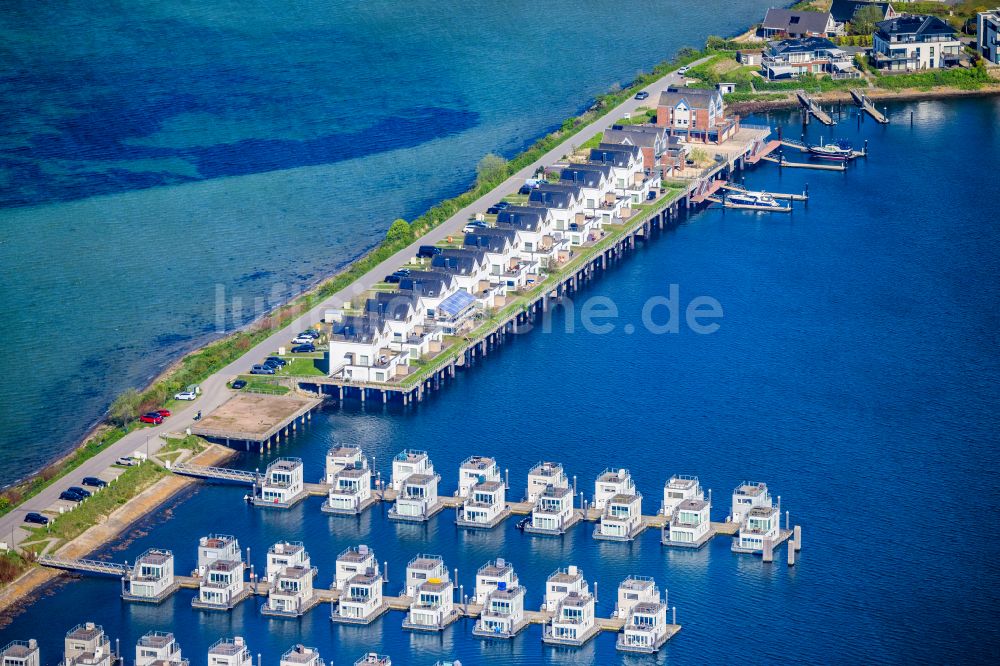 Kappeln aus der Vogelperspektive: Hausboot- Anlegestellen und Liegeplätze Schwimmende Häuser am Uferbereich am Schleidamm in Kappeln im Bundesland Schleswig-Holstein, Deutschland