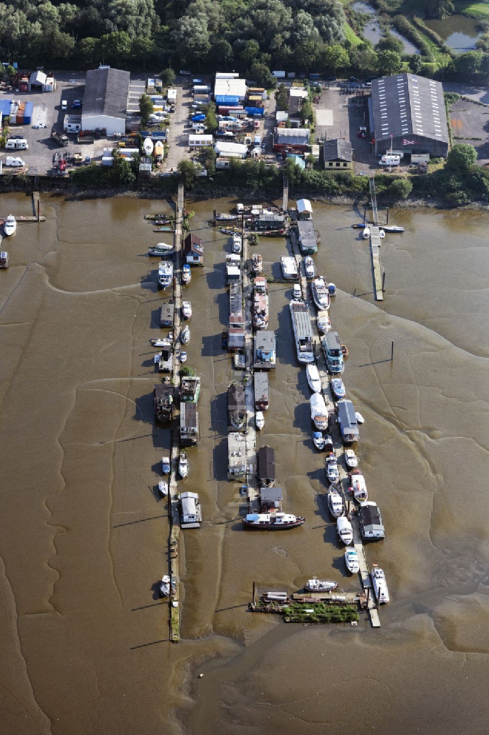 Luftaufnahme Hamburg - Hausboot- Anlegestellen und Liegeplätze am Uferbereich Alte Dove-Elbe in Hamburg, Deutschland