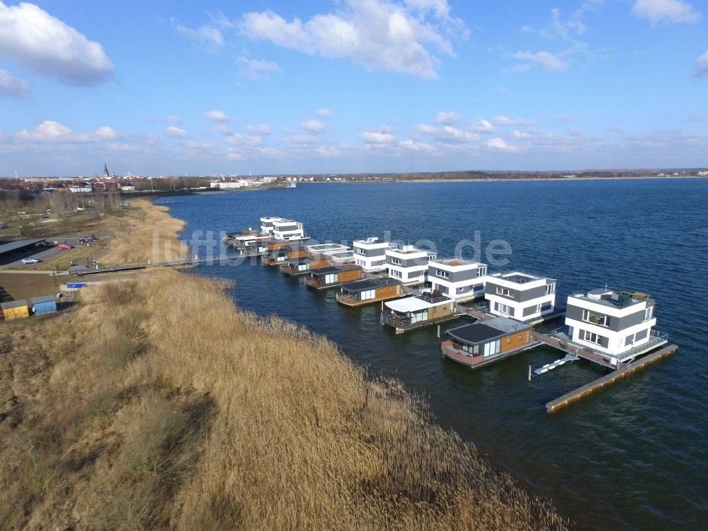 Bitterfeld-Wolfen aus der Vogelperspektive: Hausboot- Anlegestellen und Liegeplätze am Uferbereich Großer Goitzschesee in Bitterfeld-Wolfen im Bundesland Sachsen-Anhalt, Deutschland