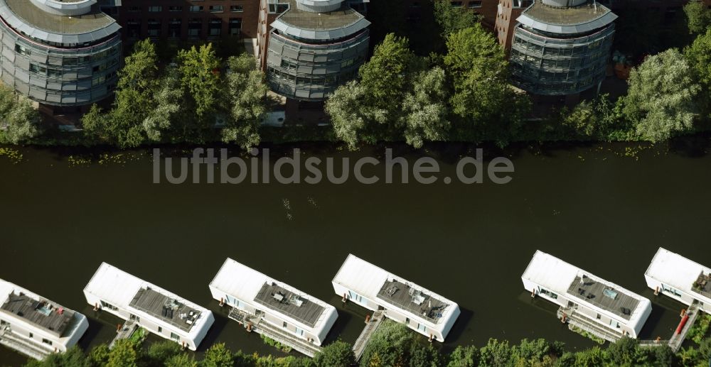 Hamburg von oben - Hausboot- Anlegestellen und Liegeplätze am Uferbereich des Hochwasserbassin gegenüber des Büro- und Geschäftshauses der Bösch Boden Spies GmbH & Co. KG Heidenkampsweg in Hamburg