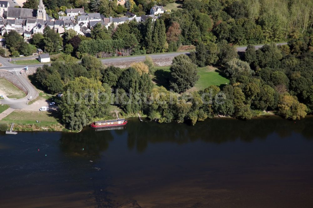 Saint Martin de la Place aus der Vogelperspektive: Hausboot- Anlegestellen und Liegeplätze am Uferbereich der Loire in Saint Martin de la Place in Pays de la Loire, Frankreich