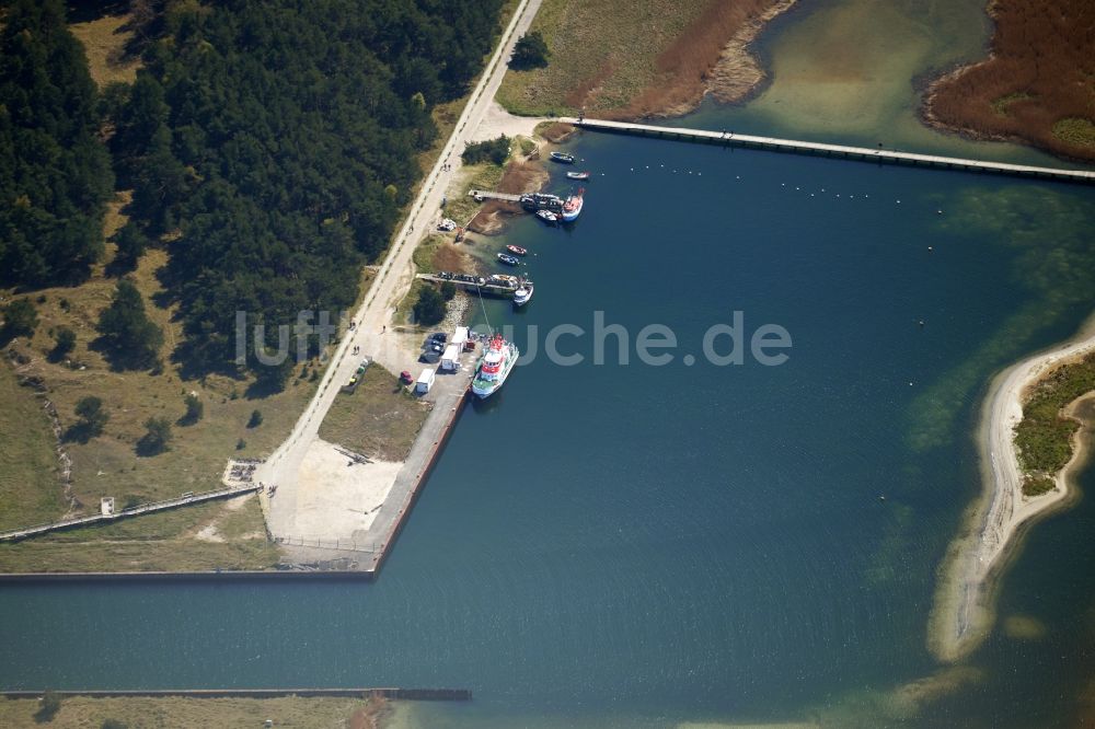 Born am Darß von oben - Hausboot- Anlegestellen und Liegeplätze am Uferbereich des Nothafen im Ortsteil Wieck a. Darß in Born am Darß im Bundesland Mecklenburg-Vorpommern