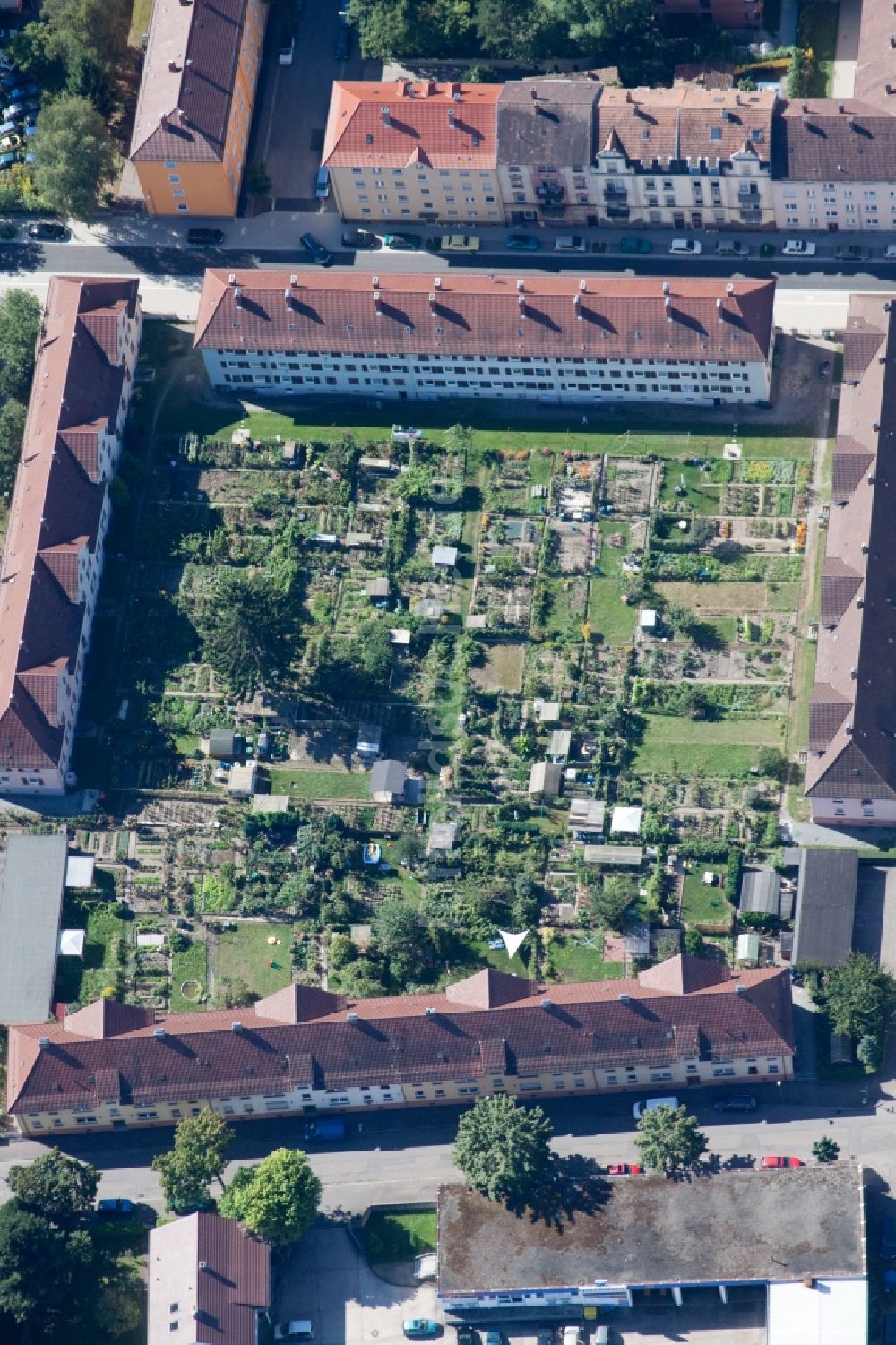 Offenburg von oben - Hausgärten in den Hinterhöfen eines Reihenhaus-Wohnungsblocks zwischen Zeppelin Straße und von Rienecker Straße in Offenburg im Bundesland Baden-Württemberg, Deutschland