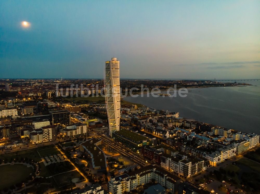 Malmö aus der Vogelperspektive: Höchster Wolkenkratzer - Hochhaus Skandinaviens Turning Torso in Malmö in Schweden