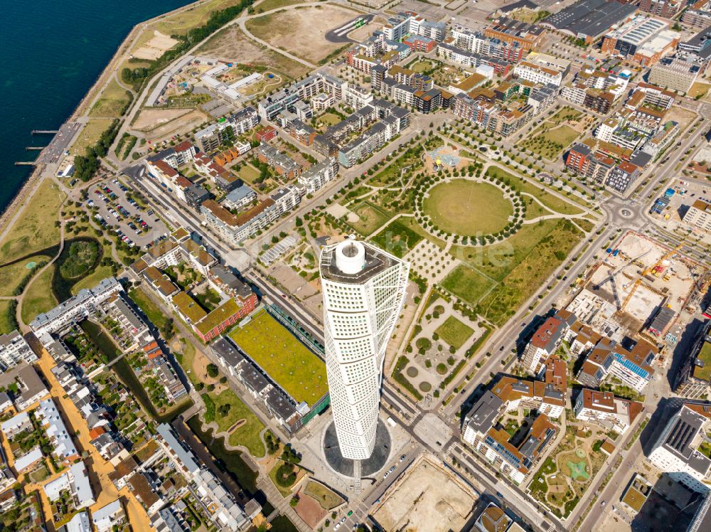 Malmö von oben - Höchster Wolkenkratzer - Hochhaus Skandinaviens Turning Torso in Malmö in Schweden