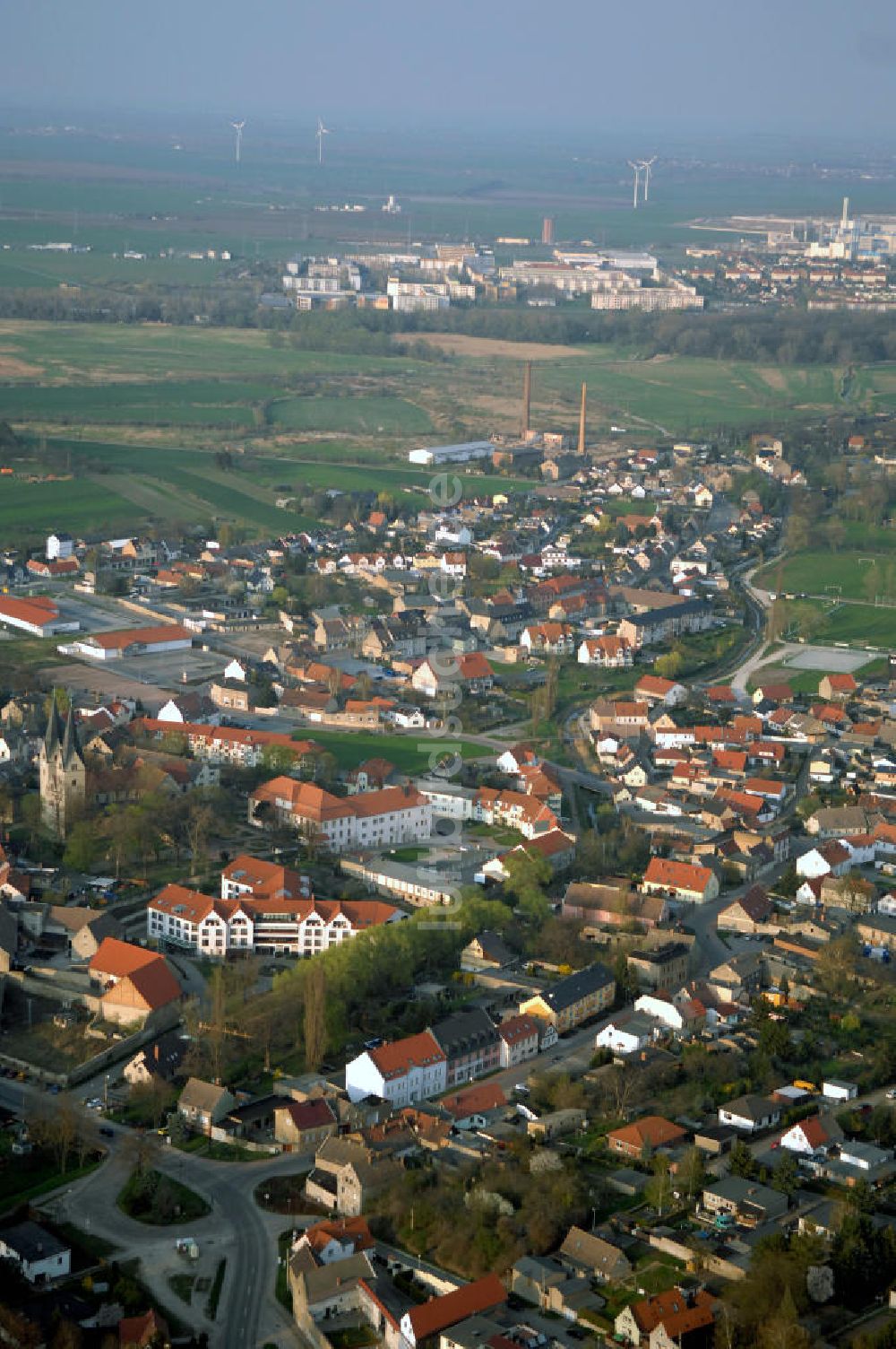 10.04.2009 aus der Vogelperspektive: Heckelingen mit der Romanische Basilika Sankt Georg