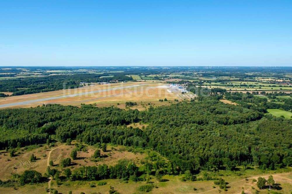 Lübeck aus der Vogelperspektive: Heide- Landschaft der Wuhlsdorfer Heide in Lübeck im Bundesland Schleswig-Holstein