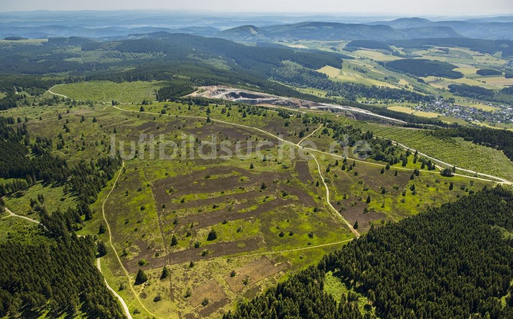 Luftaufnahme Winterberg - Heidelandschaft im Gebirgszug des Rothaargebirges im Hochsauerland in Winterberg im Bundesland Nordrhein-Westfalen