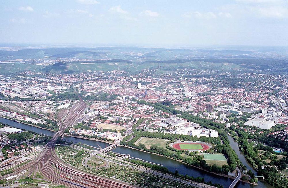 Luftbild Heilbronn / Baden Württemberg - Heilbronn / Baden Württemberg Blick auf das Stadtzentrum mit dem Fluß Neckar und einer Eisenbahnstrecke in Heilbronn / Baden Württemberg 01