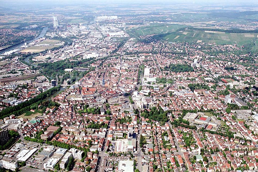 Heilbronn / Baden Württemberg von oben - Heilbronn / Baden Württemberg Blick auf das Stadtzentrum mit dem Fluß Neckar und einer Eisenbahnstrecke in Heilbronn / Baden Württemberg 01