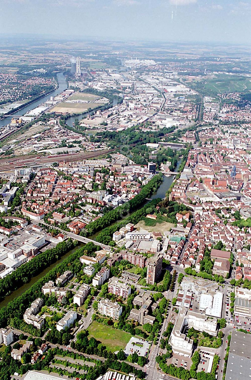 Heilbronn / Baden Württemberg aus der Vogelperspektive: Heilbronn / Baden Württemberg Blick auf das Stadtzentrum mit dem Fluß Neckar und einer Eisenbahnstrecke in Heilbronn / Baden Württemberg 01