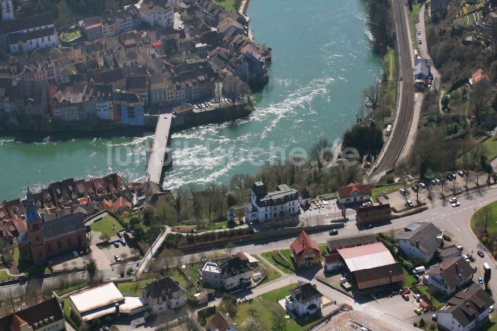 Laufenburg von oben - Heilig Geist Kirche, alte Rheinbrücke und Rheinufer von Laufenburg am Rhein im Bundesland Baden-Württemberg, Deutschland und Kanton Aargau, Schweiz