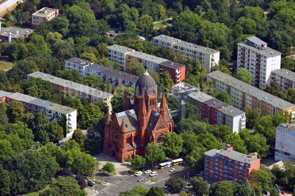 Berlin von oben - Heilig-Kreuz-Kirche an der Zossener Straße in Berlin-Kreuzberg