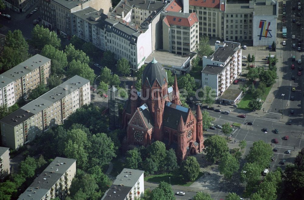 Luftaufnahme Berlin Kreuzberg - Heilig-Kreuz-Kirche an der Zossener Straße in Berlin-Kreuzberg