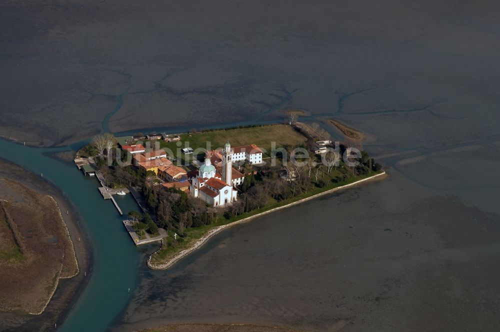 Luftaufnahme Barbana - Heiligtum der Insel Barbana in Lagune von Grado im italienischen Friaul in Italien