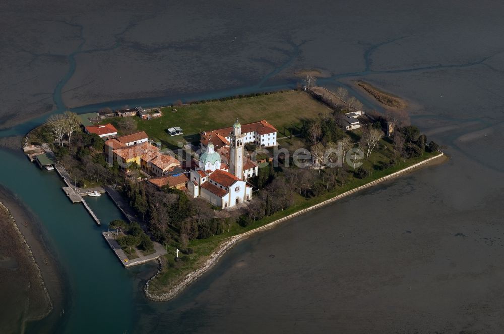 Barbana von oben - Heiligtum der Insel Barbana in Lagune von Grado im italienischen Friaul in Italien