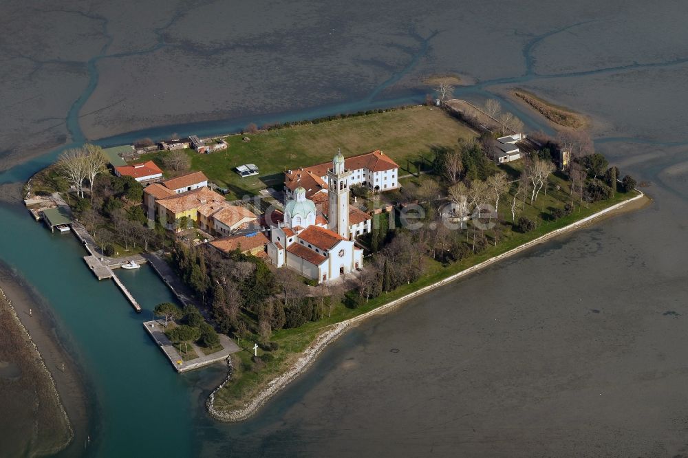 Barbana aus der Vogelperspektive: Heiligtum der Insel Barbana in Lagune von Grado im italienischen Friaul in Italien