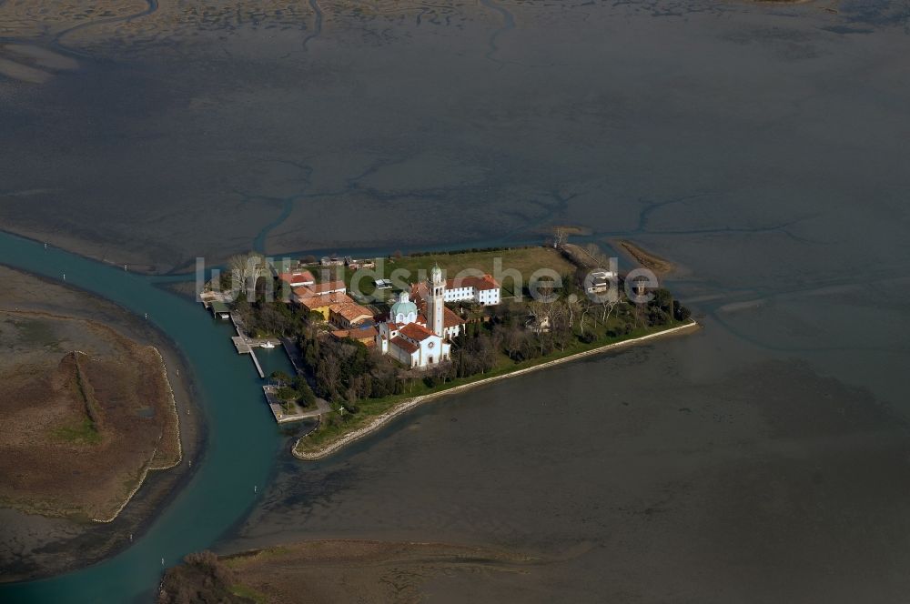 Barbana von oben - Heiligtum der Insel Barbana in Lagune von Grado im italienischen Friaul in Italien