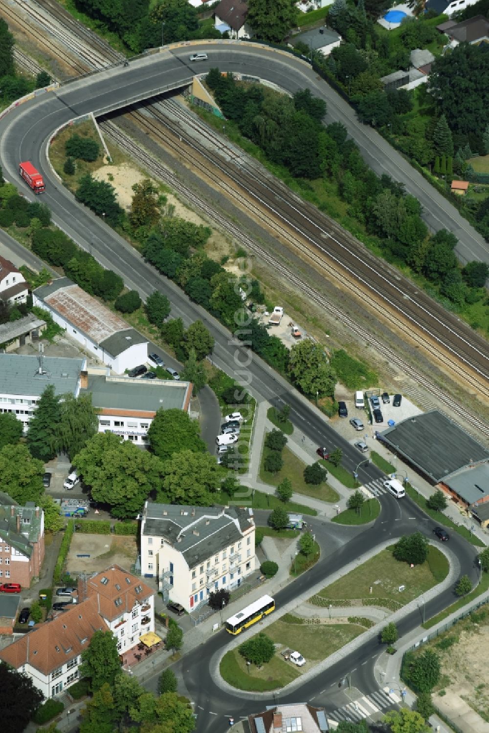 Luftaufnahme Berlin - Heinrich-Grüber-Platz am S-Bahnhof Kaulsdorf in Berlin