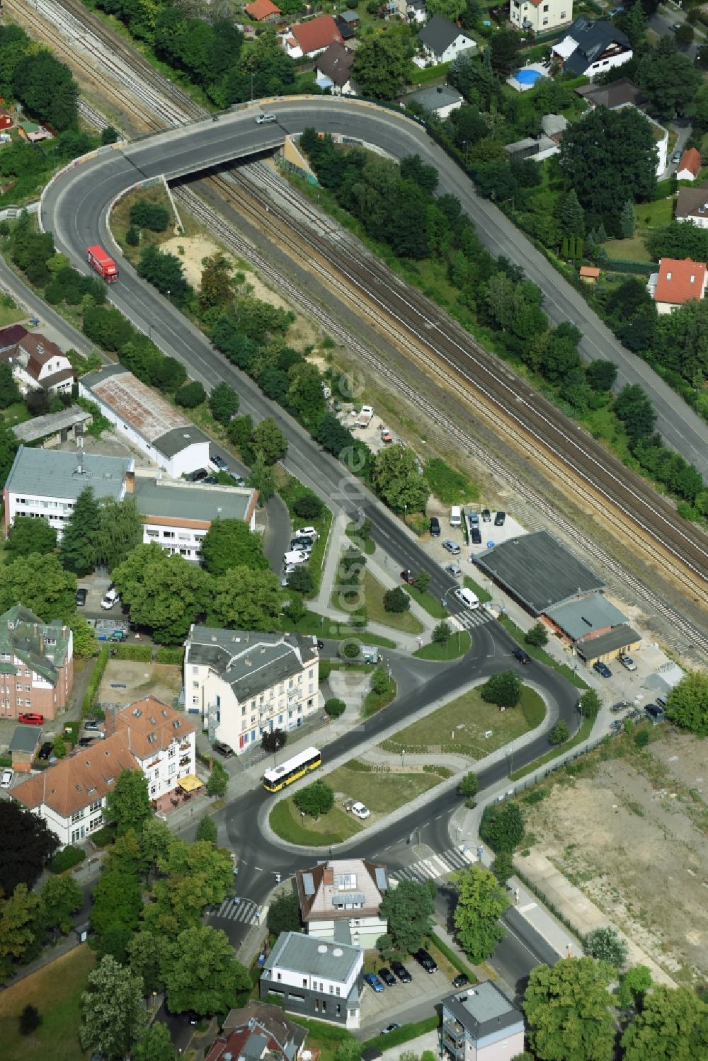 Berlin von oben - Heinrich-Grüber-Platz am S-Bahnhof Kaulsdorf in Berlin