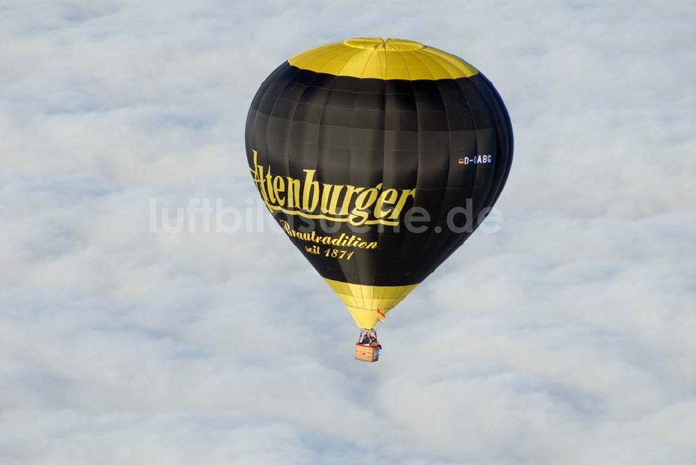 Oelsnitz / Vogtland aus der Vogelperspektive: Heissluftballon mit Altenburger- Werbung D-OABG über einer Hochnebelschicht in 6000 ft Höhe südlich von Oelsnitz.