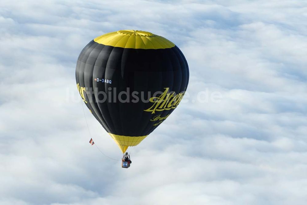 Luftaufnahme Oelsnitz / Vogtland - Heissluftballon mit Altenburger- Werbung D-OABG über einer Hochnebelschicht in 6000 ft Höhe südlich von Oelsnitz.