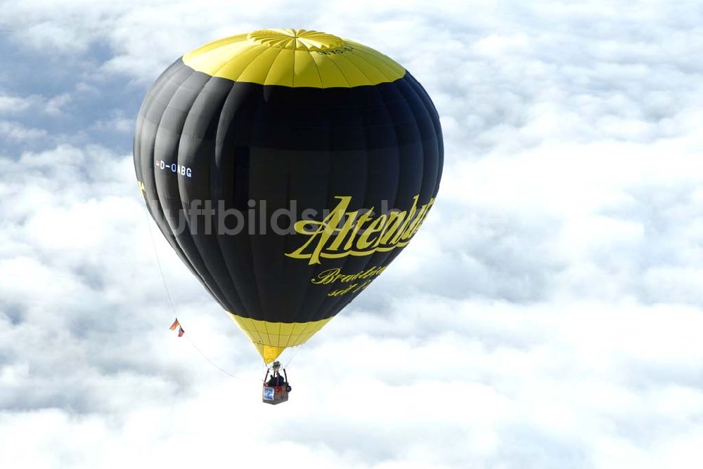 Luftbild Oelsnitz / Vogtland - Heissluftballon mit Altenburger- Werbung D-OABG über einer Hochnebelschicht in 6000 ft Höhe südlich von Oelsnitz.