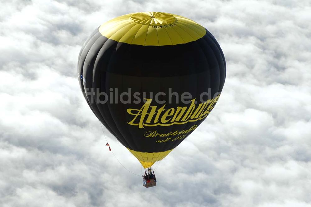 Oelsnitz / Vogtland von oben - Heissluftballon mit Altenburger- Werbung D-OABG über einer Hochnebelschicht in 6000 ft Höhe südlich von Oelsnitz.