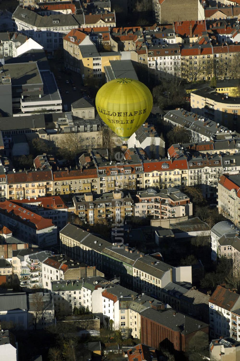 Luftaufnahme Berlin - Heißluftballon des Ballonhafen Berlin über Neukölln