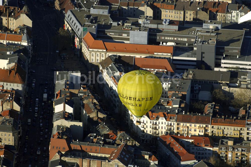 Berlin aus der Vogelperspektive: Heißluftballon des Ballonhafen Berlin über Neukölln