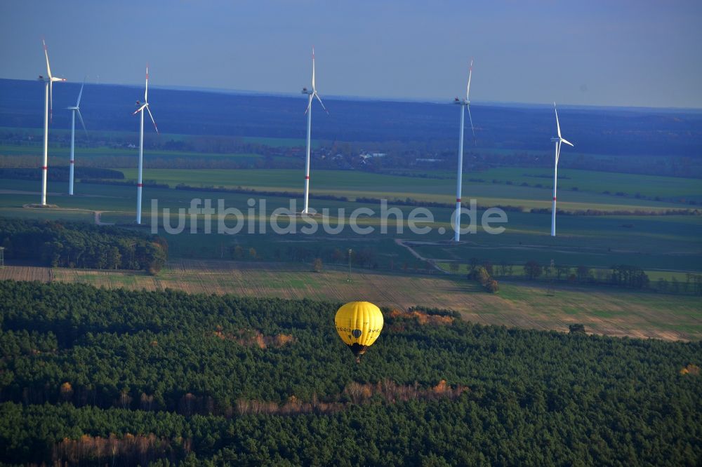 Luftaufnahme Biesenthal - Heißluftballon über einem herbstlichen Wald in Biesenthal im Bundesland Brandenburg